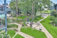 Lake Conroe w/Theatre, Views, & Boat Launch Access & Walden's endless amenities Отели рядом с достопримечательностью «Montgomery High School Football Stadium»