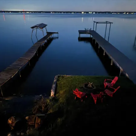 1 bed/ba lakeside cottage, large deck, west side of Seneca Lake. Pet Friendly!