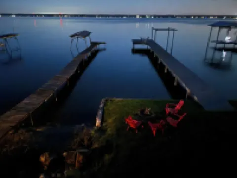 1 bed/ba lakeside cottage, large deck, west side of Seneca Lake. Pet Friendly!