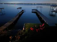 1 bed/ba lakeside cottage, large deck, west side of Seneca Lake. Pet Friendly! Hotels in Benton