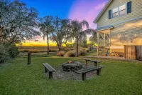 Inviting waterfront cottage with balcony, firepit, marsh views, & washer/dryer