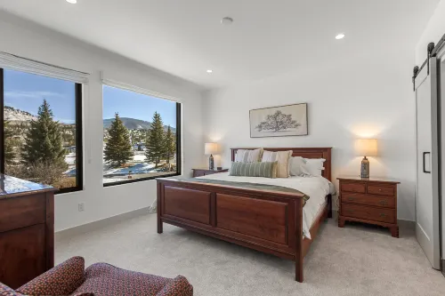 Mountain Views and Spacious Deck - Charming Escape