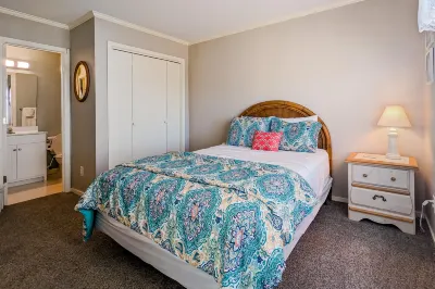 Third-Floor Ocean-View Condo Overlooking Courtyard w/Private Balcony, Free WiFi Hotels near Oceanana Pier & Pier House Restaurant