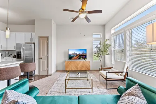 Fast WiFi, Spacious Kitchen and Modern Amenities - Charming Oasis