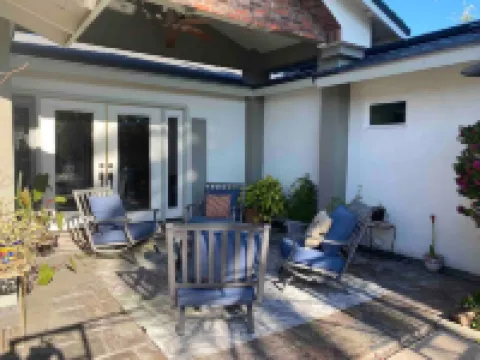 Pool and Jacuzzi in Peaceful Courtyard - Charming Oasis Retreat