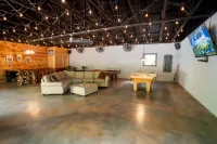 Serene Getaway - Glamping Tent with Rustic Modern Amenities