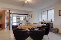 Spacious Patio and Convenient Parking - Charming Escape 컬럼비아 하이츠 호텔