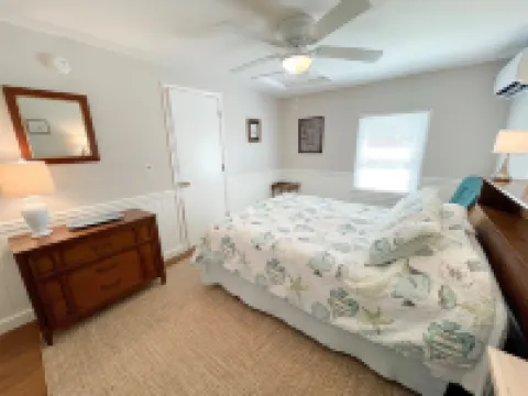 Charming Cottage with Dock and Cozy Atmosphere - Delightful Retreat