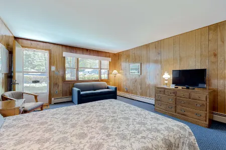 Cozy hotel-style suite right on the water, shared patio, free WiFi