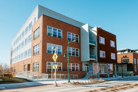 Stunning Views and Onsite Cafe with Wellness Amenities - Charming Haven