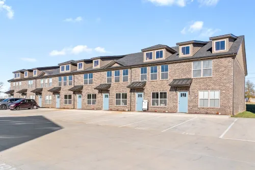 Spacious Townhome with Outdoor Patio and Full Kitchen - Stylish Haven Hotels in Oak Grove