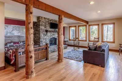 Mountain-view log home with hot tub, firepits, pool table & air hockey