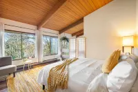 Cozy Hot Tub and Scenic Trails - Charming Contemporary Haven