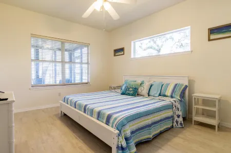 Canal Access and Cozy Comfort - Charming Family Haven