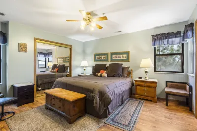 Top Floor Oasis with Amazing Lake Views and Pool - Stunning Getaway Hotels in Ruth C Township