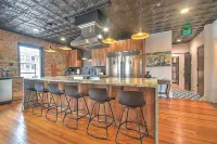 Luxury Penthouse in Downtown Bristol + Cool Patio • Sleeps 10 • Near Casino/Bms