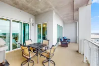 Clean & spacious Canalfront condo with pool & hot tub on-site, gorgeous sunsets