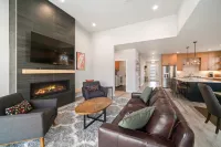 Modern beach beauty with a hot tub, gas firepit, Ping-Pong table & gas fireplace Hôtels à : Manzanita