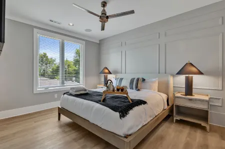 Rooftop Deck and Stylish Living Spaces - Luxurious Nashville Haven