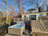 Stunning Lake Views and Hot Tub Oasis - Tranquil Waterfront Retreat Hotels in Steele Creek
