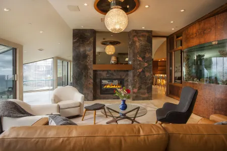 Elegant Oceanfront Escape with Panoramic Views - Exquisite Coastal Retreat Отели рядом с достопримечательностью «Fletcher Cove Community Center»