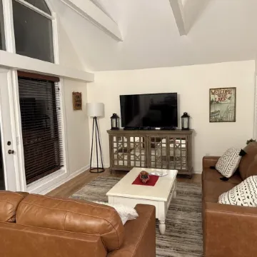 Beautiful, quaint newly-renovated Keowee Key condo with golf course view!