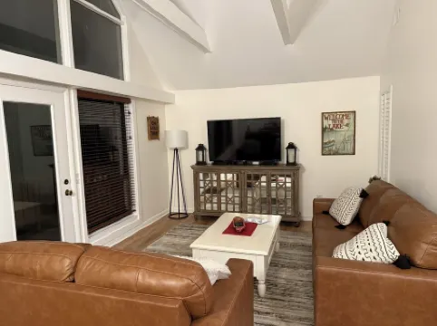 Beautiful, quaint newly-renovated Keowee Key condo with golf course view!