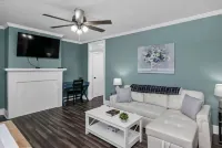 Cozy Duplex with Fast Wifi and in-Unit Laundry - Charming Retreat