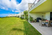 Tropical designer retreat right on the water with ocean view, pool & AC 哈納萊伊灣附近的飯店