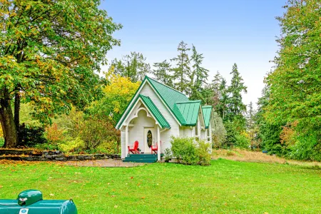 Fairytale Cottage with a Lovely Meadow Setting, Patio & WiFi - Walk to KVI Beach Отели рядом с достопримечательностью «Lavender Hills Farm»