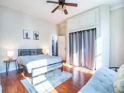 Elegant Retreat - Wifi, Parking, Luxurious Loft