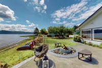 Waterfront home with 3 kayaks, pebbly beach & amazing Hood Canal view