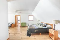 Gorgeous Gourmet Kitchen and Game Rooms - Serene Woodland Retreat