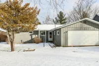 Private Sandy Lake Frontage and Outdoor Dining - Charming Family Retreat