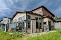 Luxurious Hot Tub and Scenic Patio - Exquisite Mountain Retreat