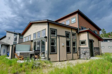Luxurious Hot Tub and Scenic Patio - Exquisite Mountain Retreat