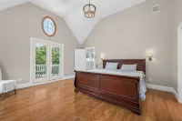 Charming Retreat with Outdoor Shower and Basketball Court - Spacious Oasis 하리치 포트 호텔