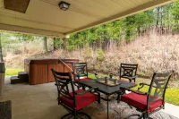 Hot Tub, WiFi, Satellite - Family Home - Carrie's Cottage - Red River Gorge, Kentucky! Hotels in Campton