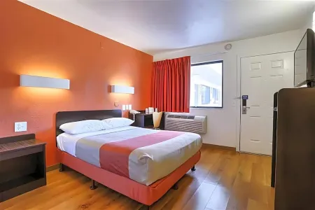 Super 8 by Wyndham Walnut Creek Отели рядом с достопримечательностью «Рут Банкрофт Гарден & Нерсери»