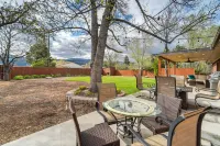 Peak View Palace- Mountain Views, Fire Table & Private Fenced in Yard Hotels near Garden of the Gods