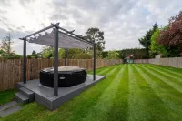 Luxury Retreat, Hot tub,  SK Massage Bed & Tesla