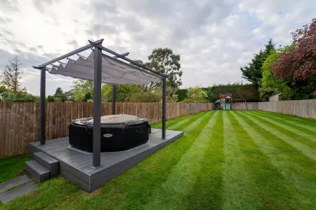 Luxury Retreat, Hot tub,  SK Massage Bed & Tesla