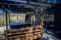 Red River Gorge Raven’s Summit Luxury HotTub WiFi Hotels in Wolfe County