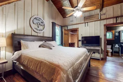 Escape to Oakwood Hideaway: Cozy Cabin w/HotTub on 18 Acres near Nashville!