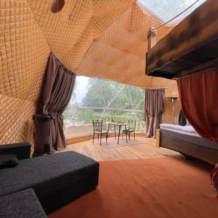 Lake View Dome Sleeps 6 -Hot Tub -Fireplace