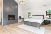 Luxury Retreat, 5Mins to the Lake Game Room + Fire Pit Howlite by Avantstay Hotels in Lake Arrowhead