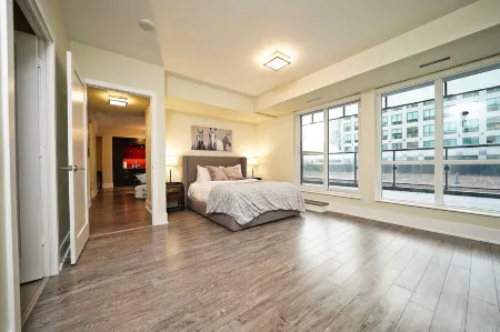 RivetStays - The Atmos I Отели рядом с достопримечательностью «CMU College of Makeup Art & Design»