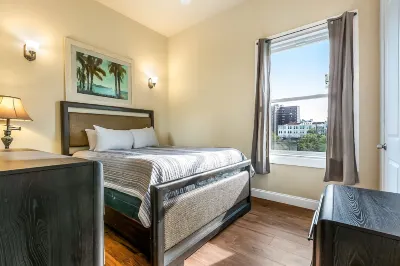 Spacious 5Bd Penthouse in Nola