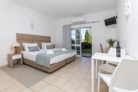 Atalaia Sol Aparthotel - Tennis & Heated Pool in Winter Отели в г. Лагос