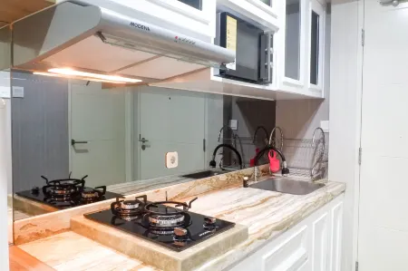 Comfy and Modern Wonderful 2Br Apartment at Tanglin Supermall Mansion Отели рядом с достопримечательностью «Universitas Ciputra Surabaya»